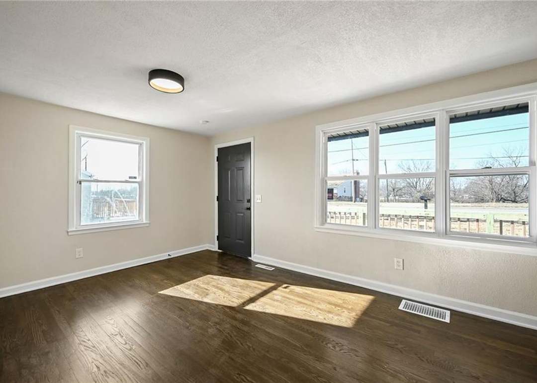 5611 N Walnut Street — photo 10