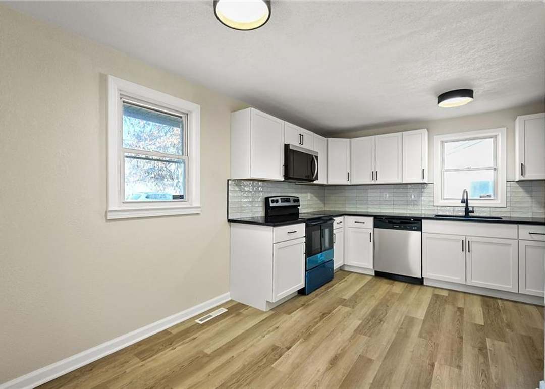 5611 N Walnut Street — photo 11