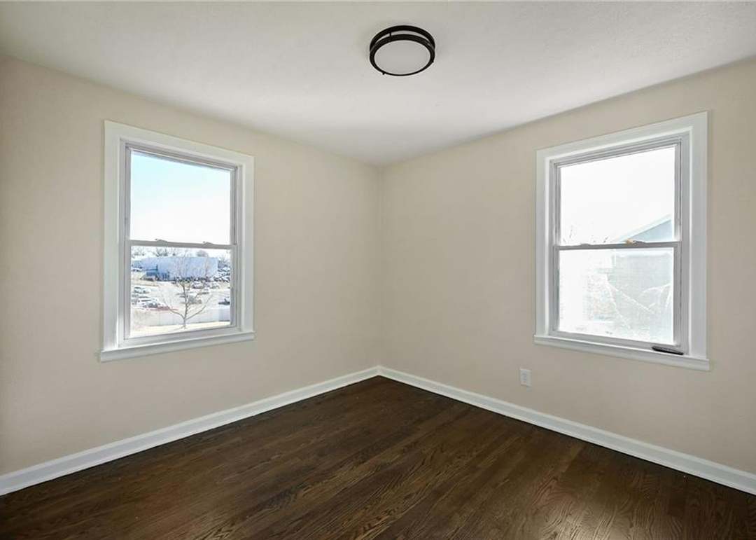 5611 N Walnut Street — photo 16