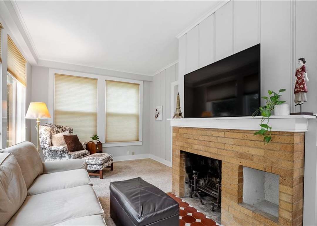 430 W 61st Terrace — photo 4