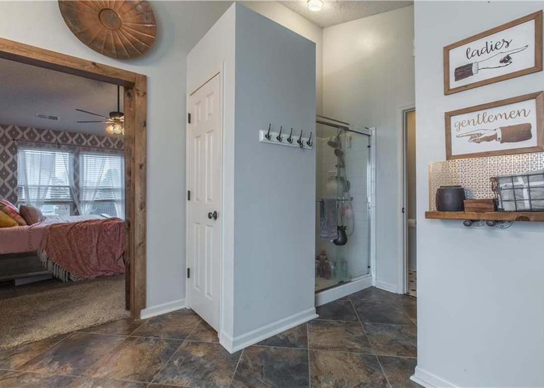 9304 N CHARLOTTE Court — photo 7
