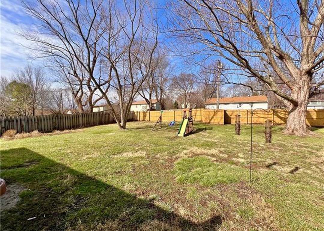15706 VICIE Avenue — photo 21