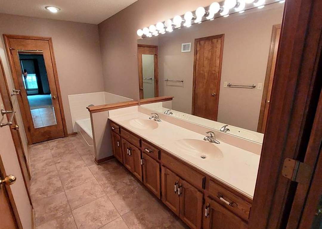 11933 Slater Street — photo 6