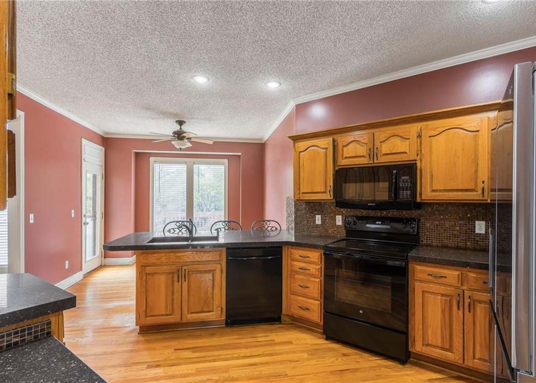 7428 N SMALLEY Avenue — photo 18