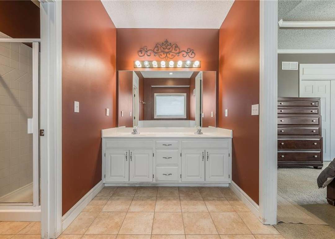 7428 N SMALLEY Avenue — photo 21