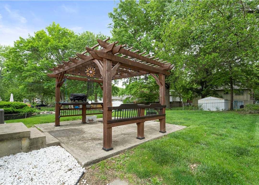 2317 NW Yorkshire Drive — photo 23