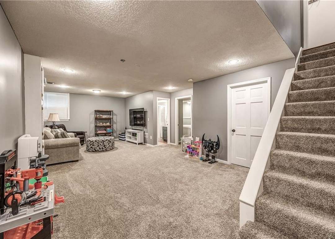 8009 Lakeview Avenue — photo 31