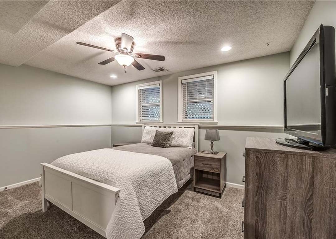 8009 Lakeview Avenue — photo 32