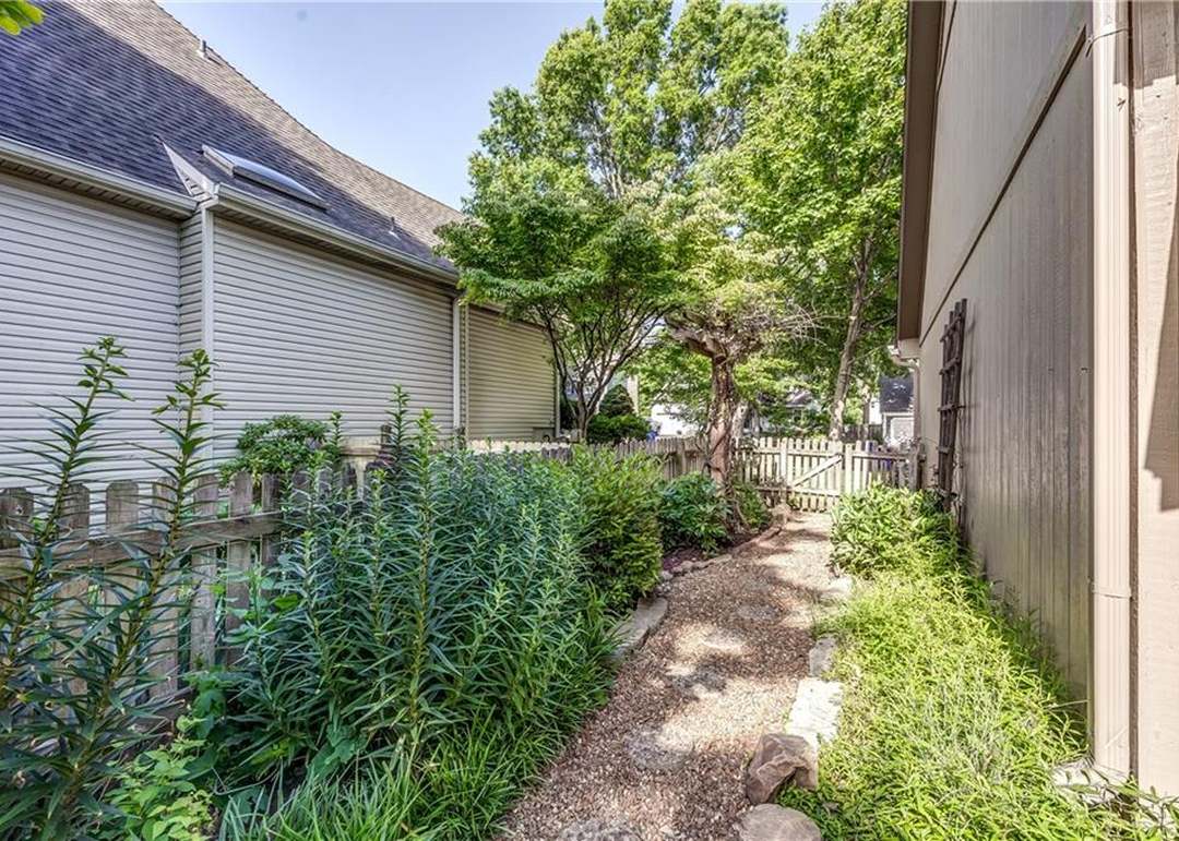 8009 Lakeview Avenue — photo 36