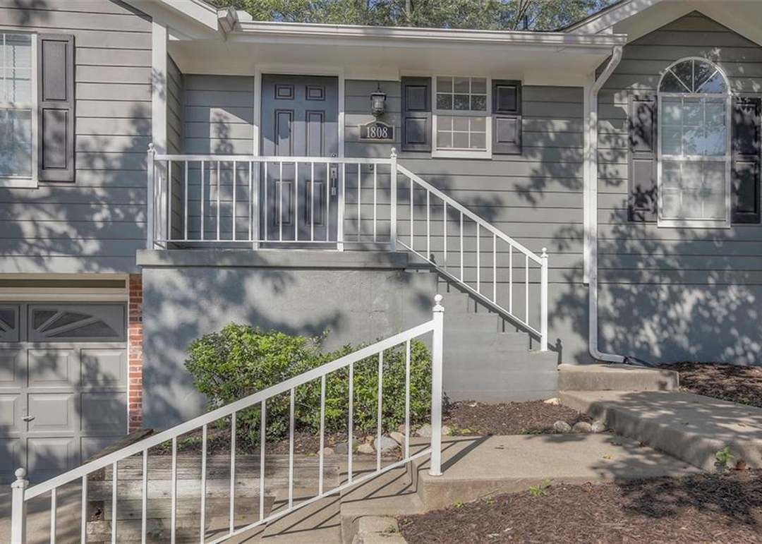 1808 NE Whitestone Drive — photo 9