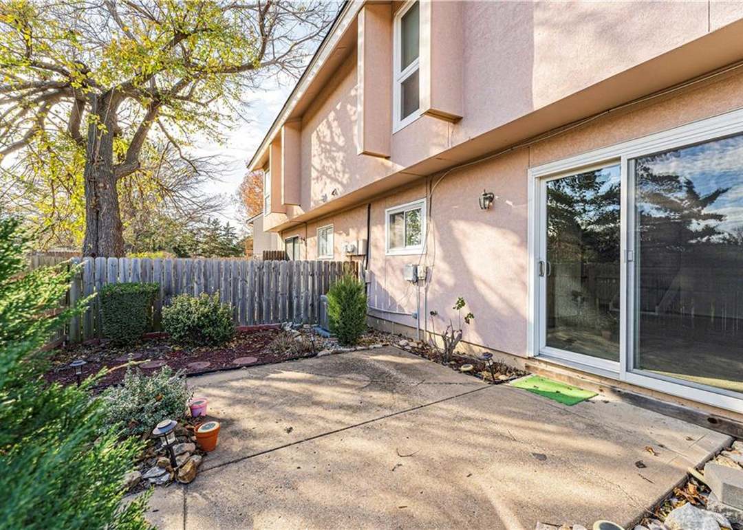 10990 Rosehill Road — photo 32