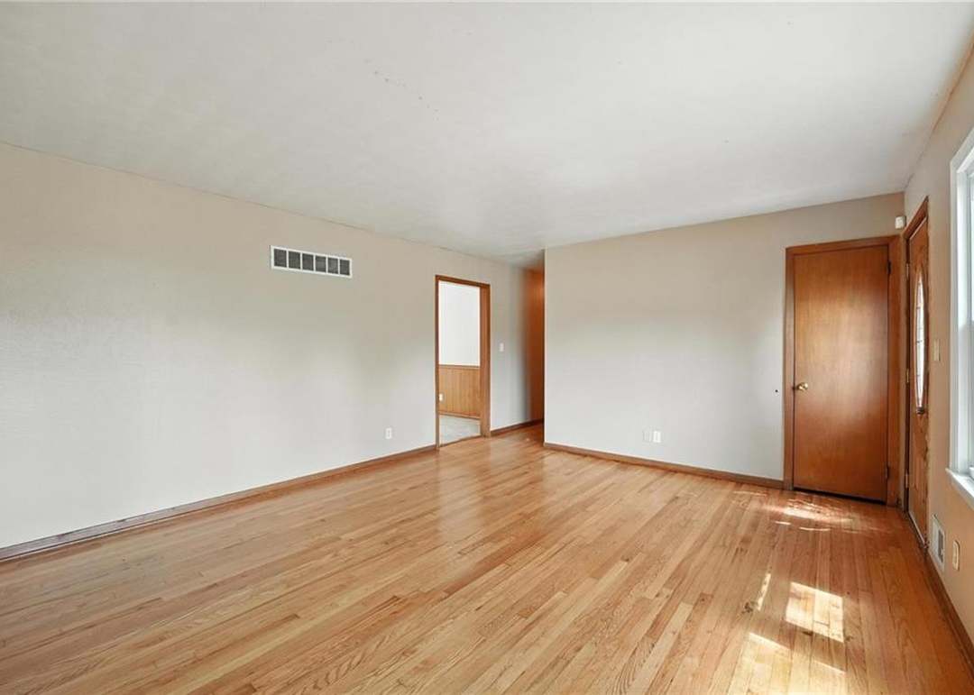 8502 CRESCENT Avenue — photo 6