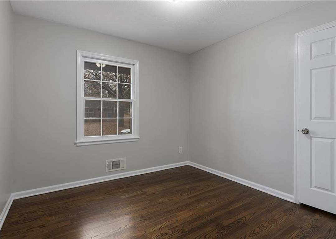 13008 Corrington Avenue — photo 3