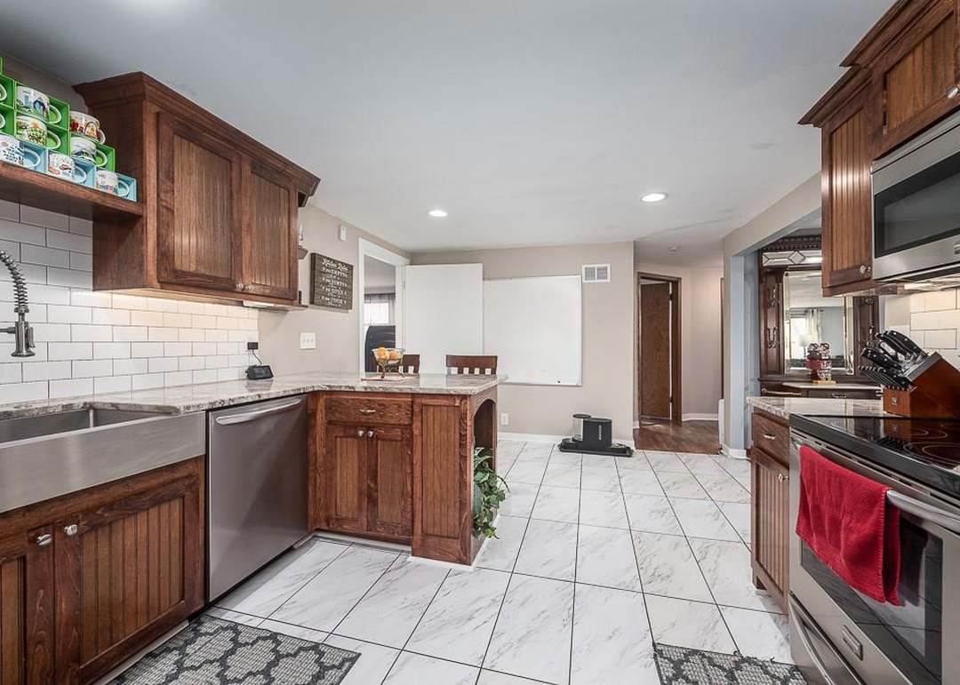 1752 Edwardsville Drive — photo 2