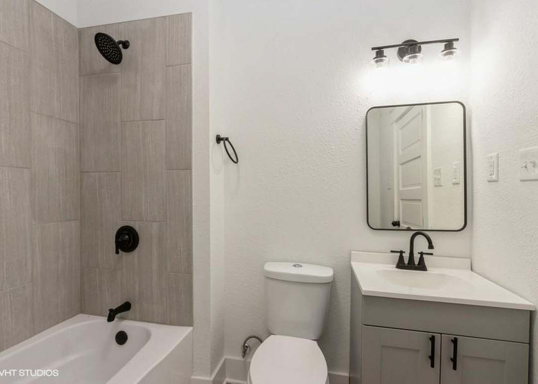 2425 Brooklyn Avenue — photo 7
