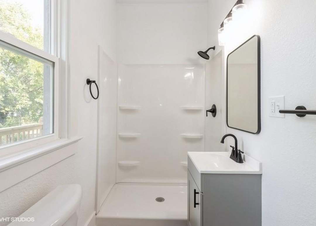 2425 Brooklyn Avenue — photo 12