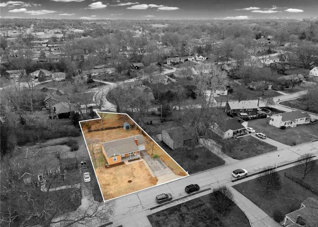 8522 W 56th Terrace — photo 37