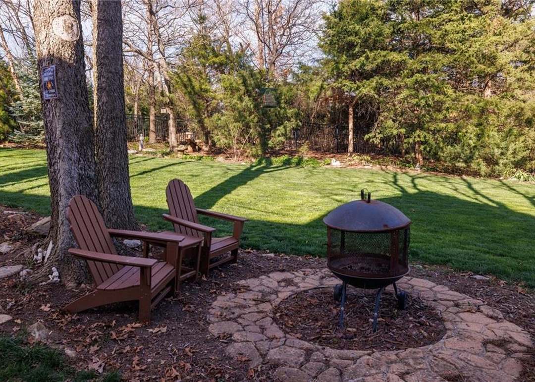 6401 Gladstone Drive — photo 35