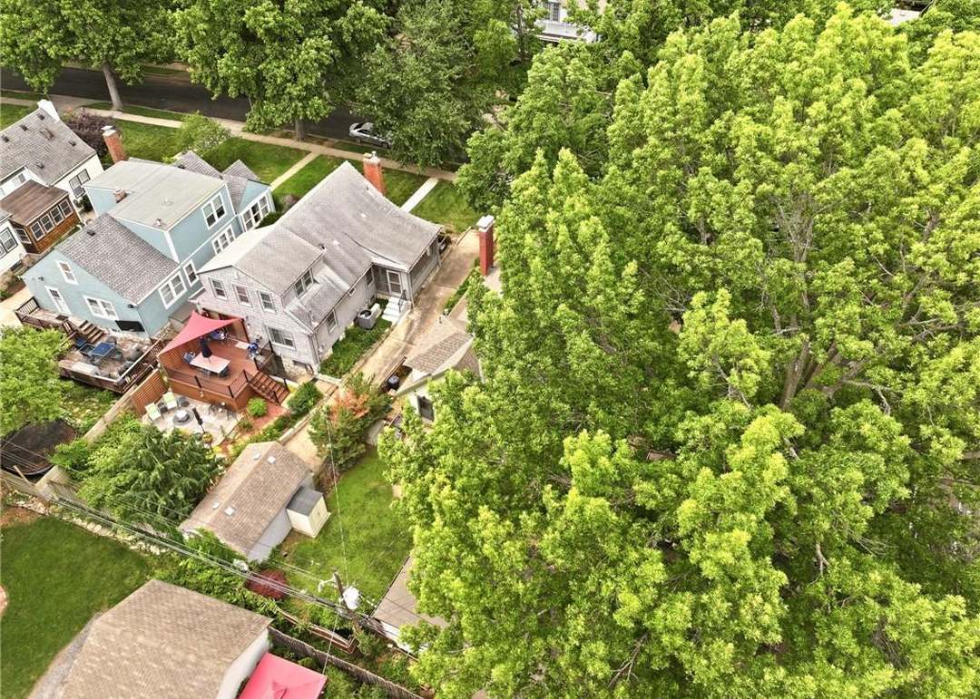 309 E Winthrope Road — photo 50