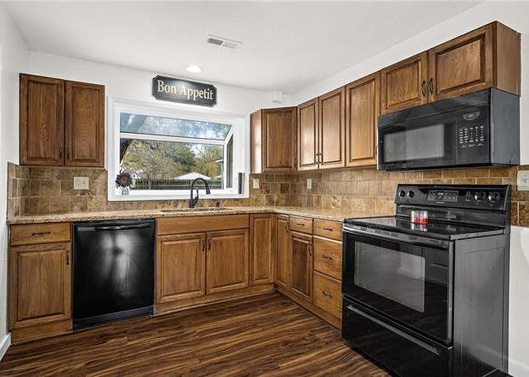 106 N Pine Street — photo 4
