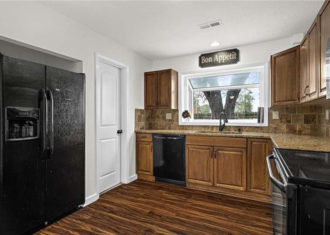 106 N Pine Street — photo 24