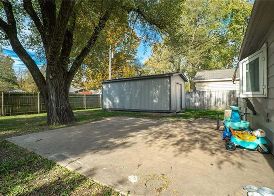106 N Pine Street — photo 33