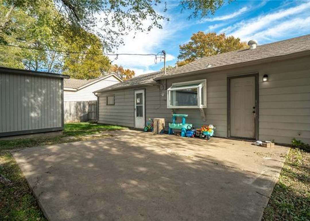 106 N Pine Street — photo 34