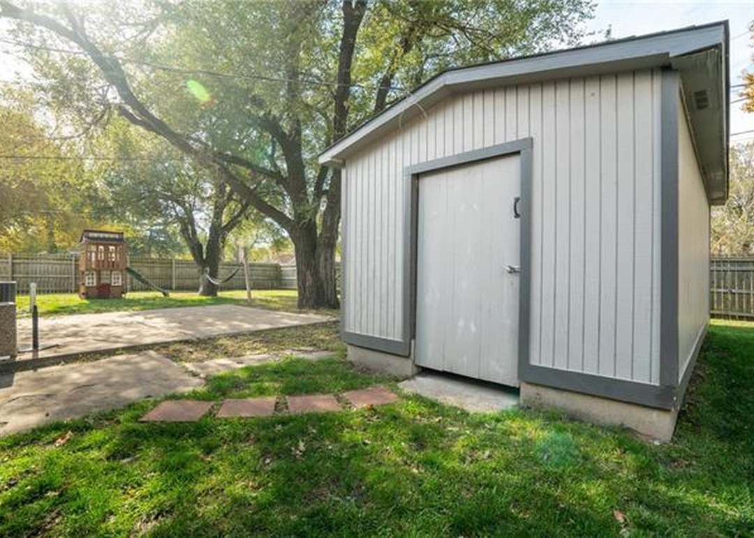 106 N Pine Street — photo 36