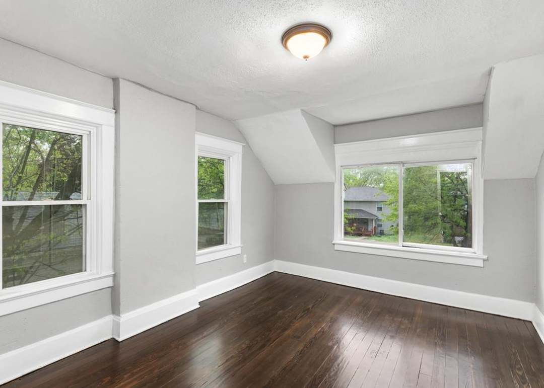 5733 BALES Avenue — photo 5