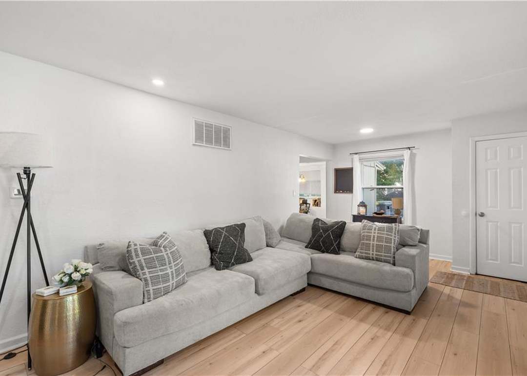 11102 Winchester Avenue — photo 17