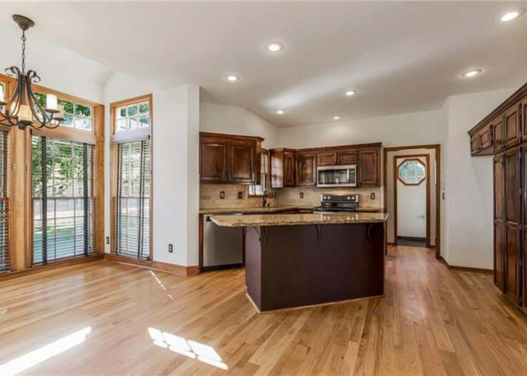 6013 Hallet Street — photo 10
