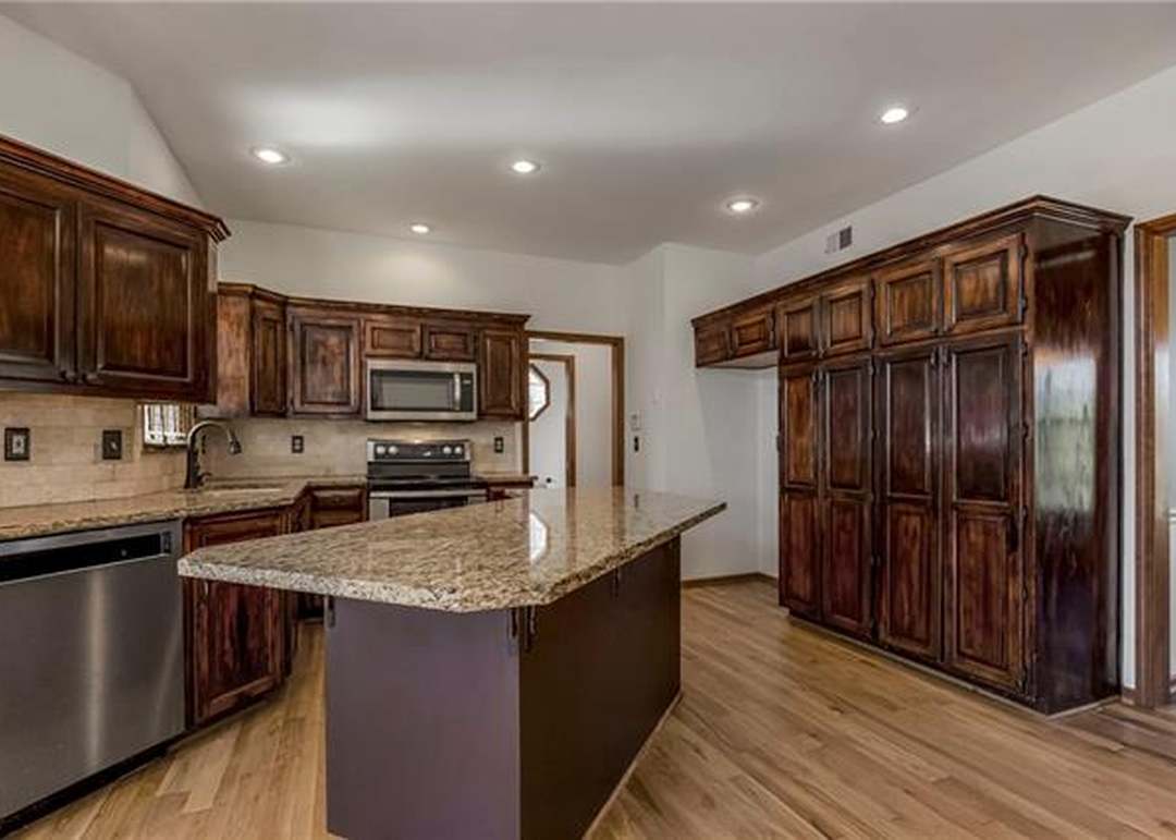 6013 Hallet Street — photo 11