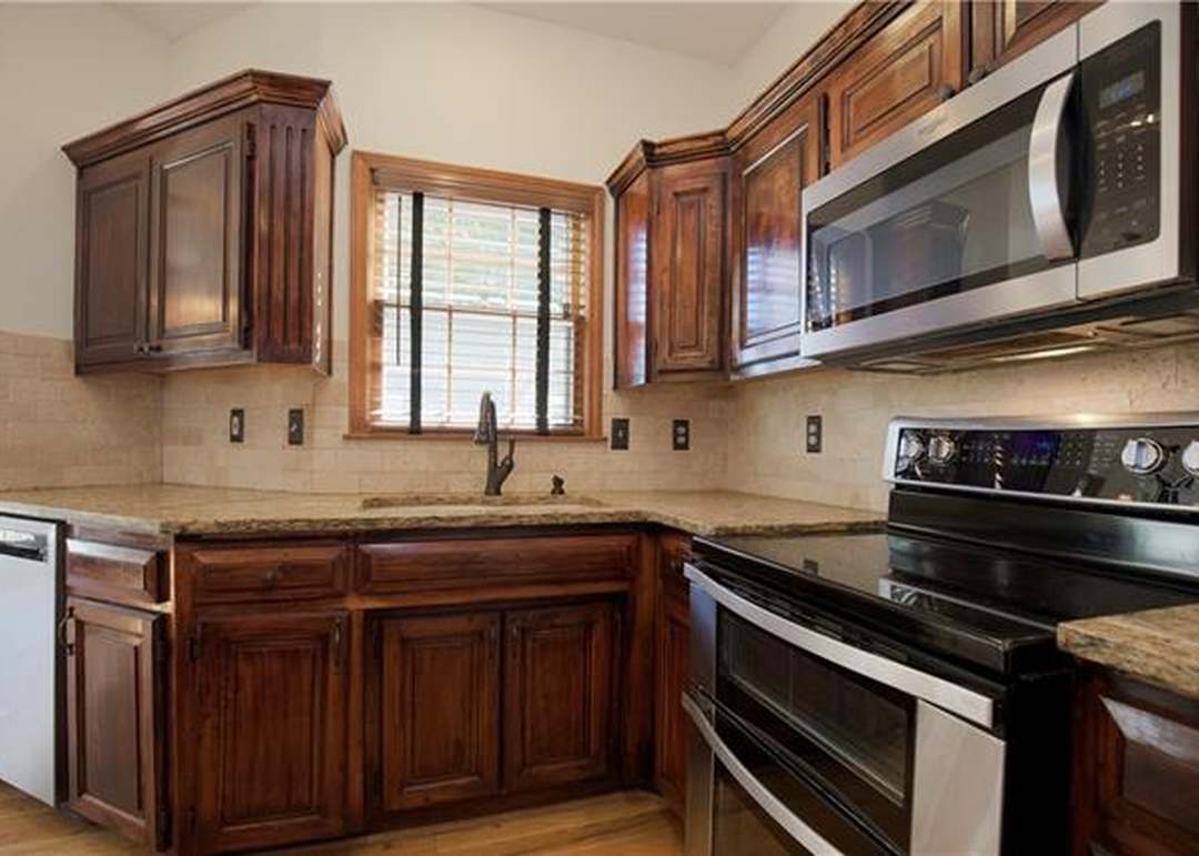 6013 Hallet Street — photo 12