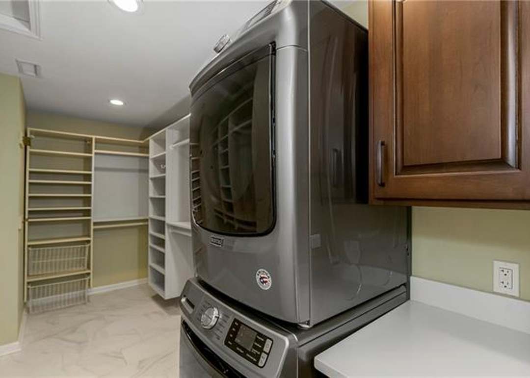 6013 Hallet Street — photo 27