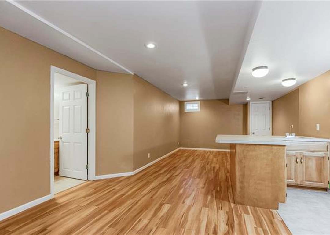 6013 Hallet Street — photo 32