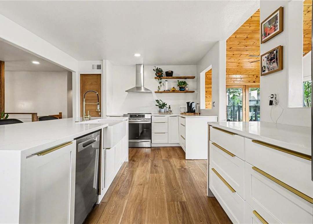 2413 W Post Oak Road — photo 12