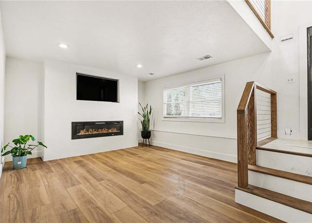 2413 W Post Oak Road — photo 21