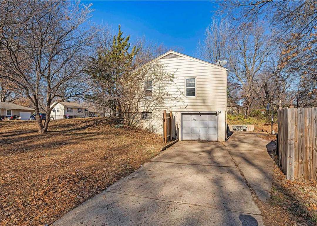 10107 Belmont Avenue — photo 26
