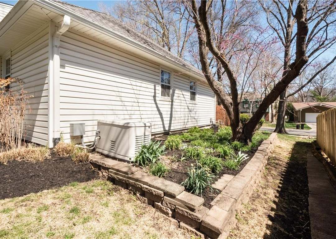 8908 Outlook Drive — photo 35