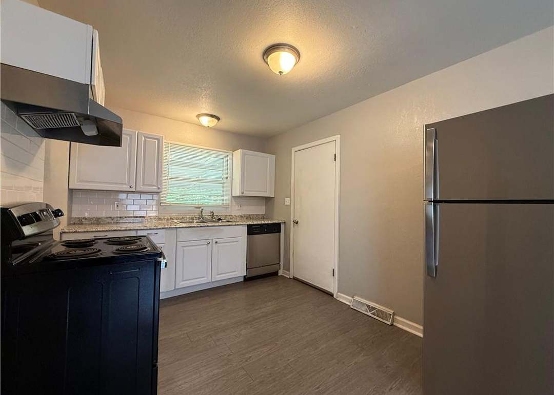 2718 S Brookside Avenue — photo 9