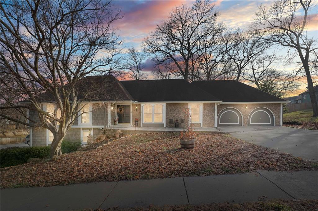 1215 Camelot Drive — photo 1
