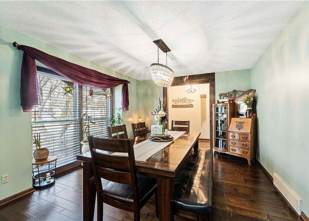1215 Camelot Drive — photo 2