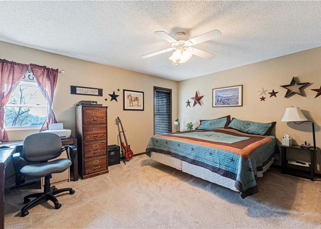 1215 Camelot Drive — photo 4