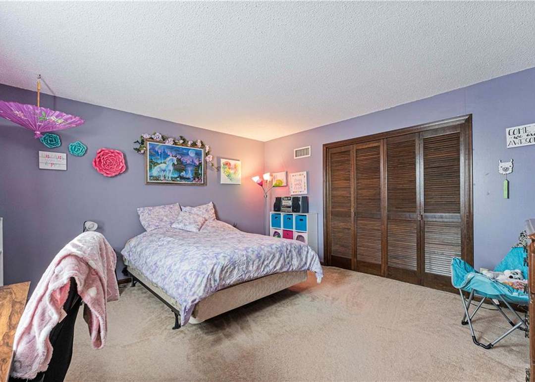 1215 Camelot Drive — photo 5
