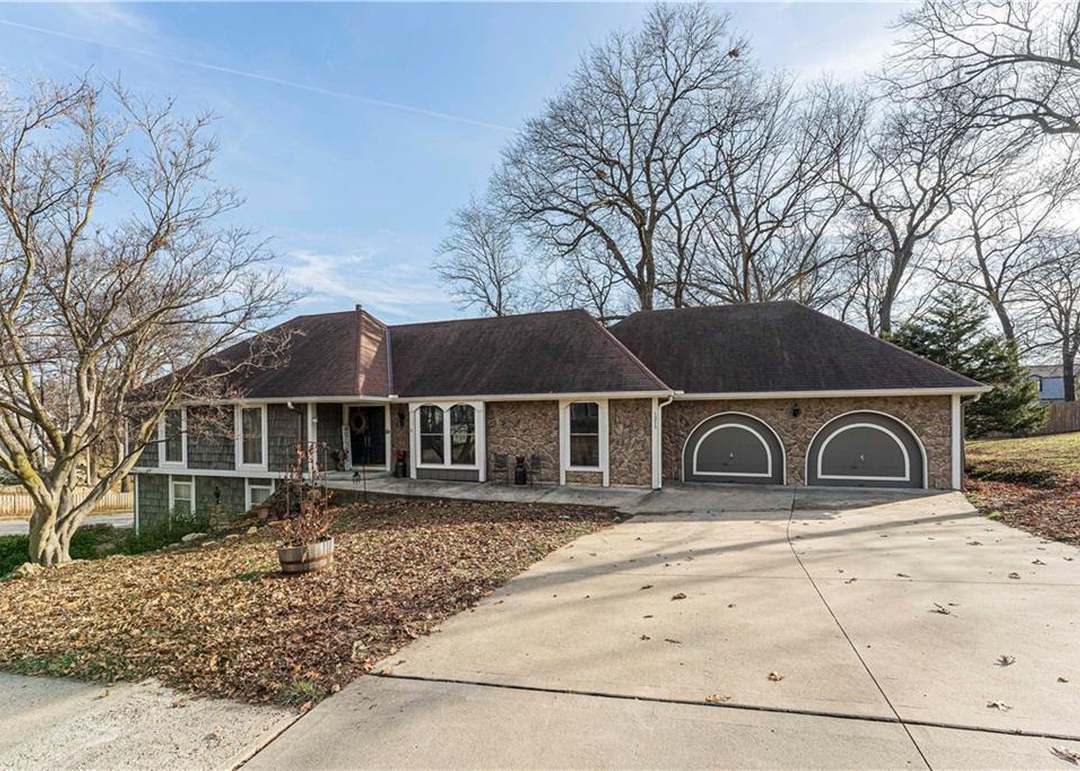 1215 Camelot Drive — photo 8