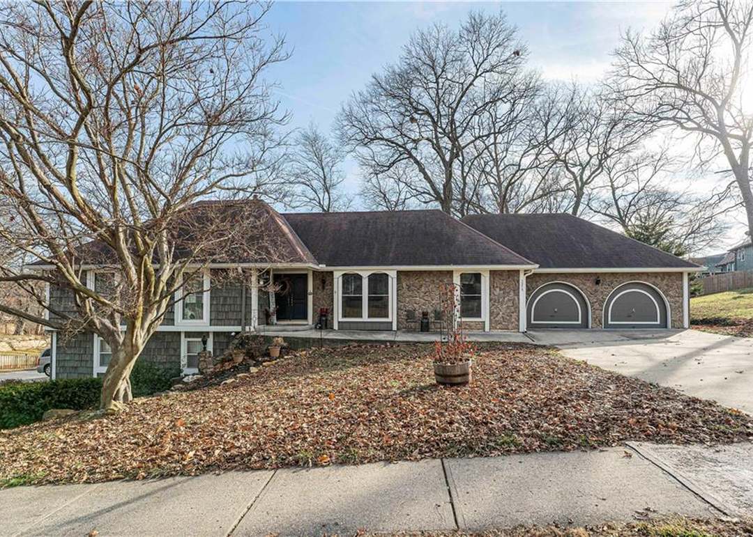 1215 Camelot Drive — photo 9