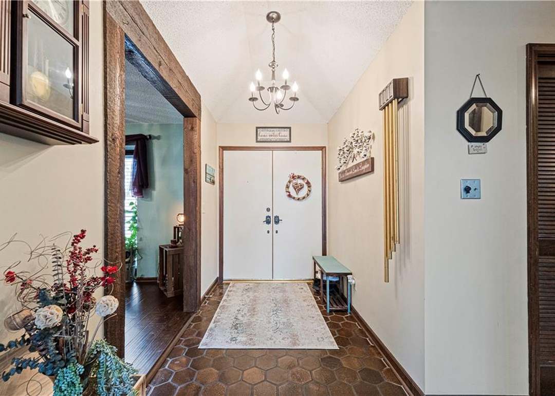 1215 Camelot Drive — photo 10