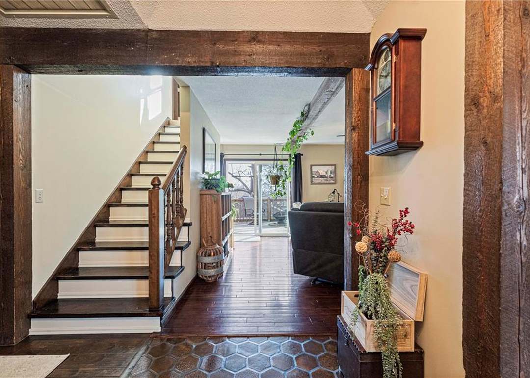 1215 Camelot Drive — photo 11