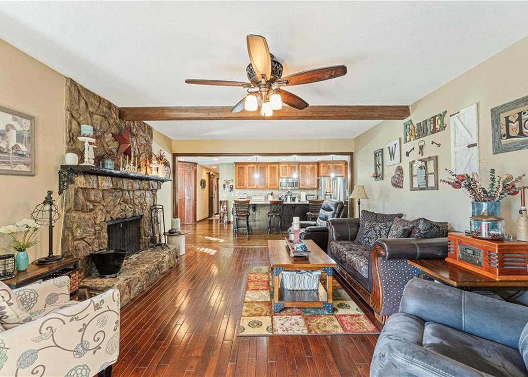 1215 Camelot Drive — photo 13