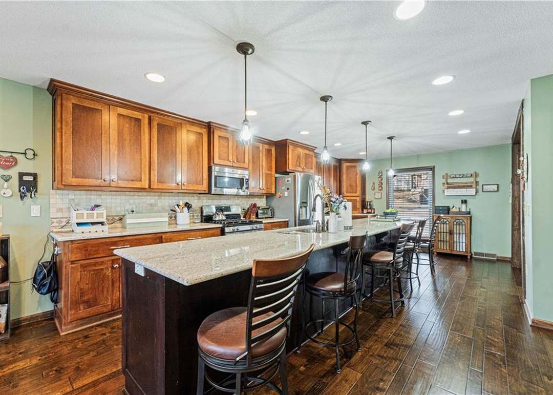 1215 Camelot Drive — photo 14